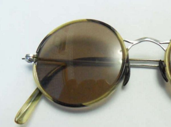 純天然水晶石眼鏡價(jià)格解析與價(jià)值判斷，市場(chǎng)波動(dòng)中的價(jià)值體現(xiàn)