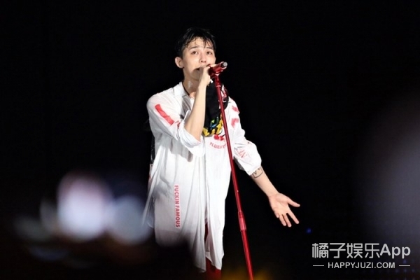 權志龍最新演唱會音樂盛宴震撼再現(xiàn)，現(xiàn)場視頻火熱來襲！